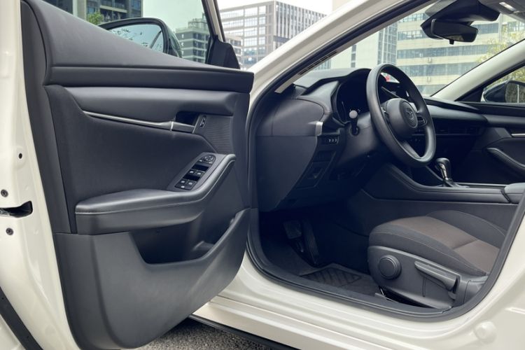 Used Mazda 3 Axela 2022 2.0L Automatic Zhiqing Edition Interior 3