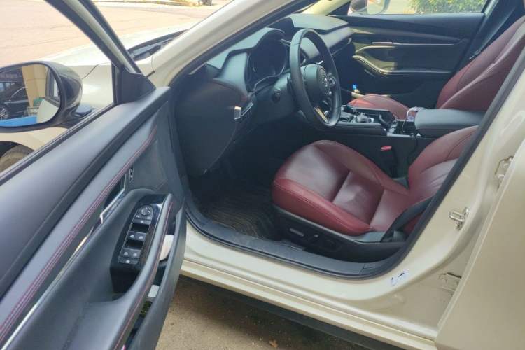 Used Mazda 3 Axela 2022 2.0L Automatic Zhi Rui Edition Interior 3