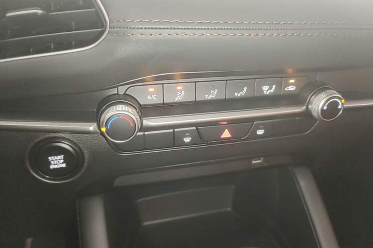 Used Mazda 3 Axela 2023 1.5L Manual ZhiMei Edition Audio And AC Panel