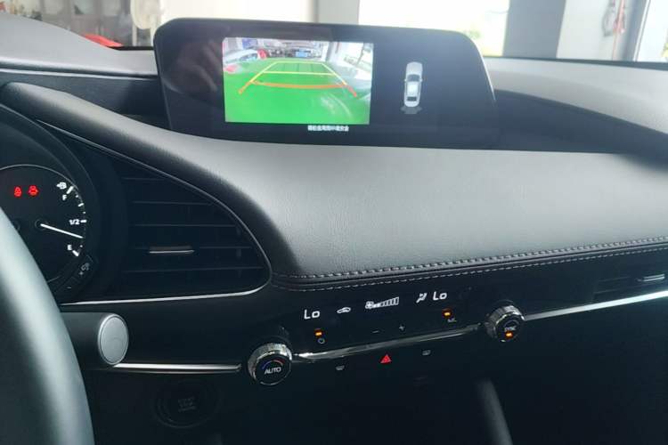 Used Mazda 3 Axela 2023 2.0L Automatic ZhiZhen Edition Audio And AC Panel