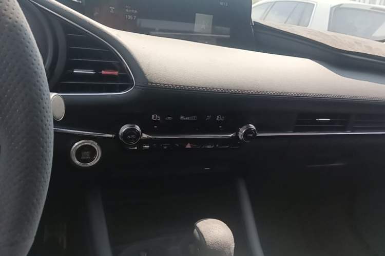 Used Mazda 3 Axela 2023 2.0L Automatic ZhiZhen Edition Audio And AC Panel