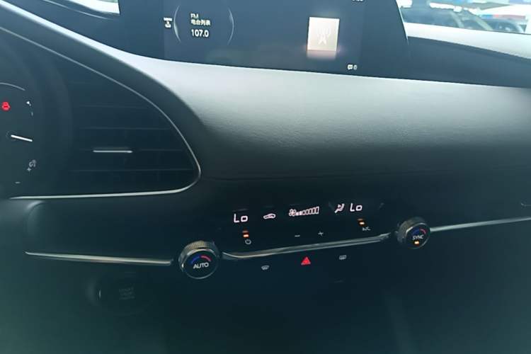Used Mazda 3 Axela 2023 2.0L Automatic ZhiXuan Edition Audio And AC Panel