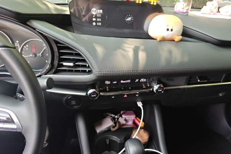 Used Mazda 3 Axela 2023 2.0L Automatic ZhiZhen Edition Audio And AC Panel
