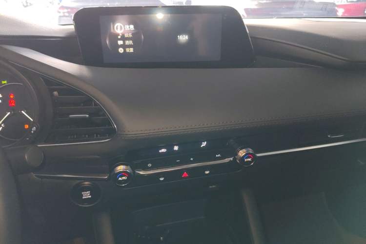 Used Mazda 3 Axela 2023 2.0L Automatic ZhiXuan Edition Audio And AC Panel