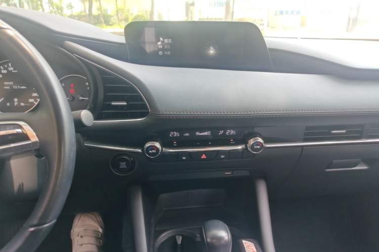 Used Mazda 3 Axela 2023 2.0L Automatic ZhiZhen Edition Audio And AC Panel