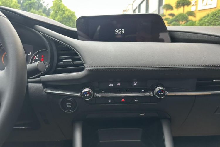 Used Mazda 3 Axela 2023 2.0L Automatic ZhiZhen Edition Audio And AC Panel