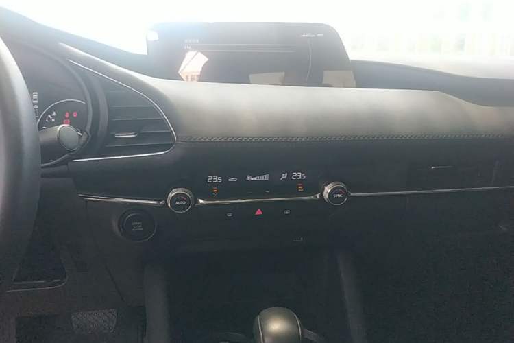 Used Mazda 3 Axela 2023 2.0L Automatic Zhiya Edition Audio And AC Panel