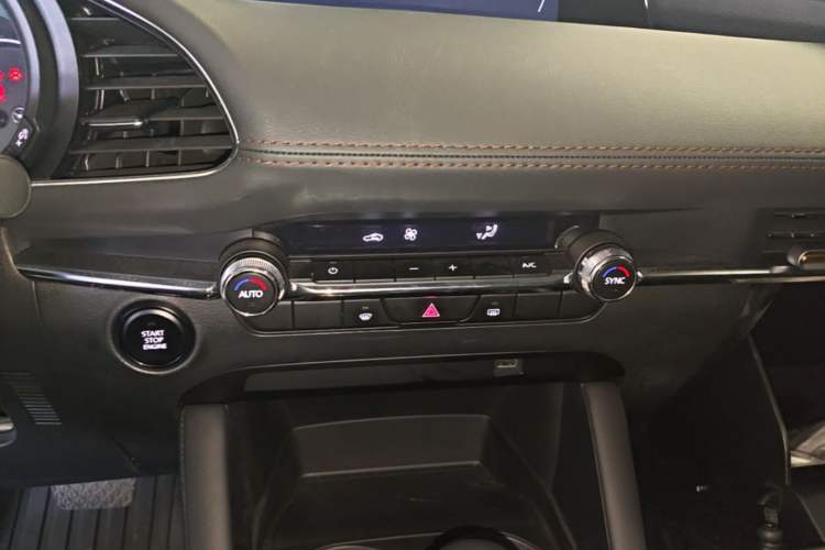 Used Mazda 3 Axela 2023 2.0L Automatic Zhiya Edition Audio And AC Panel