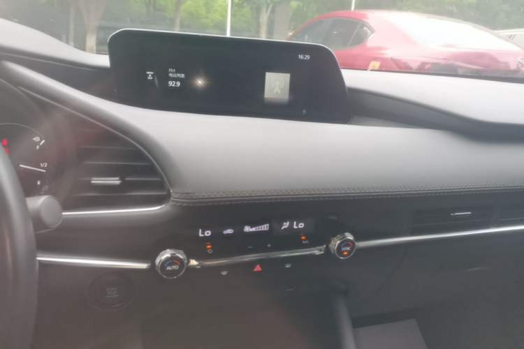 Used Mazda 3 Axela 2023 2.0L Automatic ZhiZhen Edition Audio And AC Panel