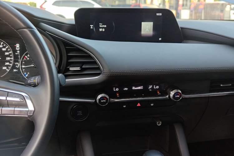 Used Mazda 3 Axela 2023 2.0L Automatic ZhiXuan Edition Audio And AC Panel