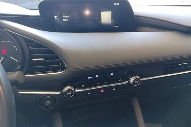 Used Mazda 3 Axela 2023 2.0L Automatic ZhiXuan Edition Audio And AC Panel