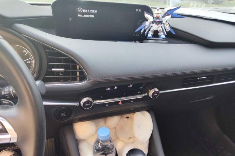 Used Mazda 3 Axela 2023 2.0L Automatic ZhiXuan Edition Audio And AC Panel