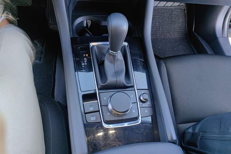 Used Mazda 3 Axela 2023 2.0L Automatic ZhiXuan Edition Gear Lever