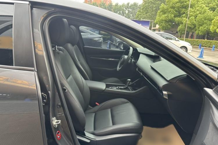Used Mazda 3 Axela 2023 2.0L Automatic ZhiZhen Edition Interior 11