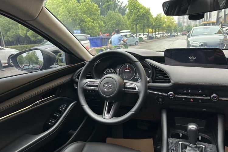 Used Mazda 3 Axela 2023 2.0L Automatic ZhiZhen Edition Interior 9