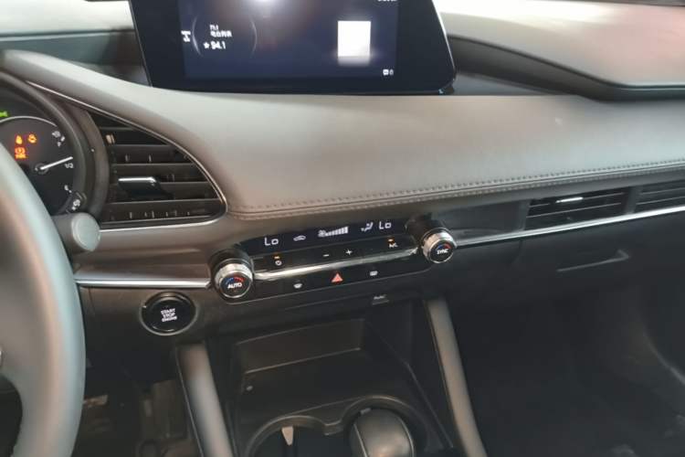 Used Mazda 3 Axela 2023 2.0L Automatic ZhiXuan Edition Audio And AC Panel