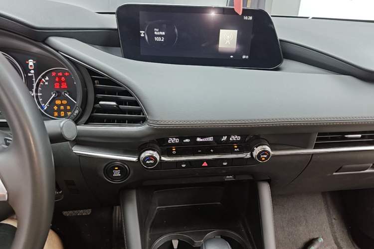 Used Mazda 3 Axela 2023 2.0L Automatic ZhiZhen Edition Audio And AC Panel