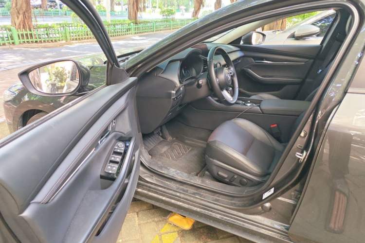 Used Mazda 3 Axela 2023 2.0L Automatic ZhiZhen Edition Driver Seat