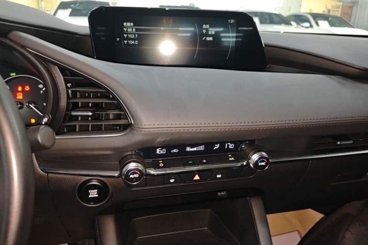 Used Mazda 3 Axela 2023 2.0L Automatic ZhiZhen Edition Audio And AC Panel