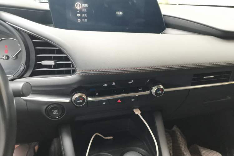 Used Mazda 3 Axela 2023 2.0L Automatic Zhiya Edition Audio And AC Panel