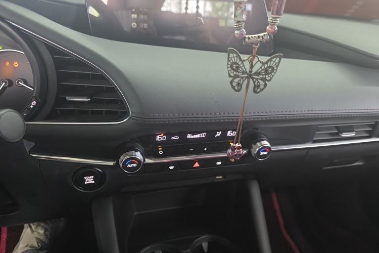 Used Mazda 3 Axela 2023 2.0L Automatic Zhiya Edition Audio And AC Panel