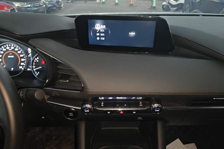 Used Mazda 3 Axela 2023 2.0L Automatic Zhiya Edition Audio And AC Panel