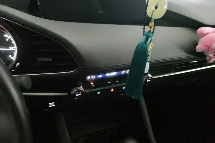 Used Mazda 3 Axela 2023 2.0L Automatic ZhiXuan Edition Audio And AC Panel