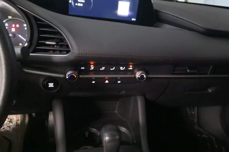 Used Mazda 3 Axela 2023 2.0L Automatic Zhiqing Edition Audio And AC Panel
