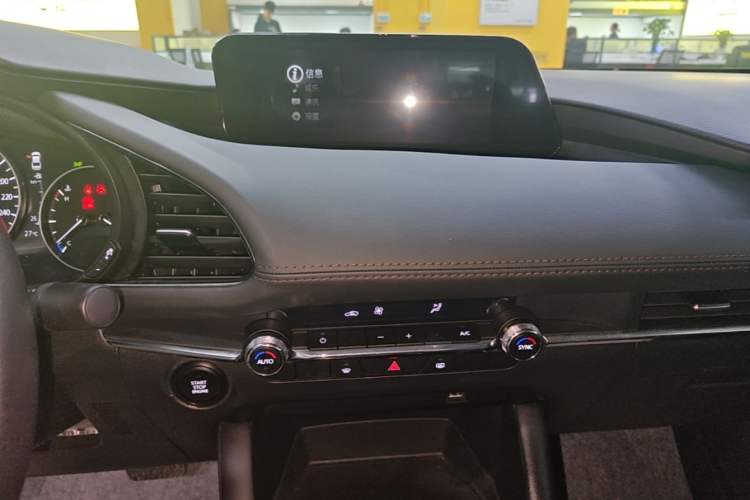 Used Mazda 3 Axela 2023 2.0L Automatic ZhiZhen Edition Audio And AC Panel