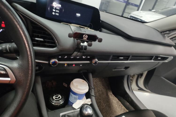 Used Mazda 3 Axela 2023 1.5L Manual ZhiMei Edition Center Console