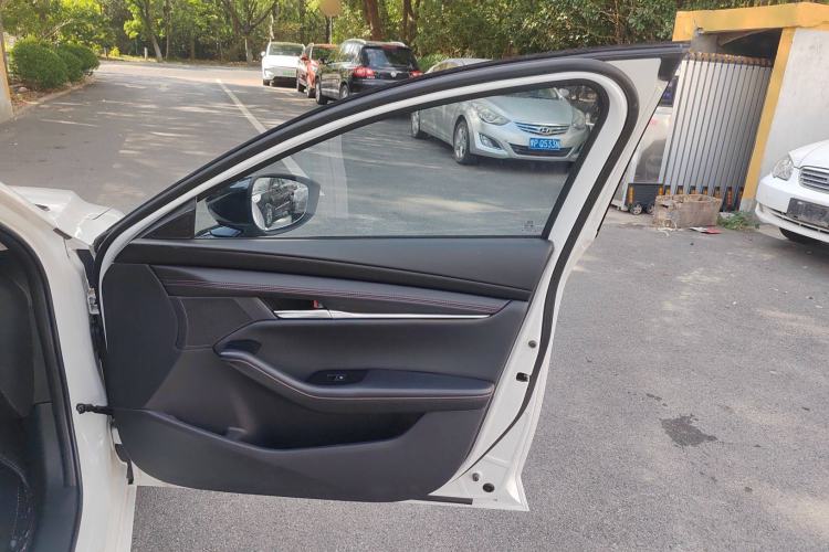 Used Mazda 3 Axela 2023 2.0L Automatic ZhiZhen Edition Interior 5