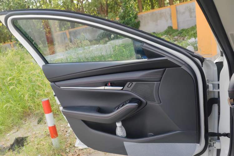 Used Mazda 3 Axela 2023 2.0L Automatic ZhiZhen Edition Interior 7