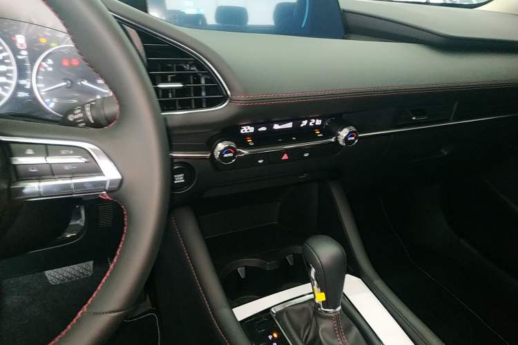 Used Mazda 3 Axela 2025 Model, 2.0L Automatic, Quality Excellence Edition Audio And AC Panel
