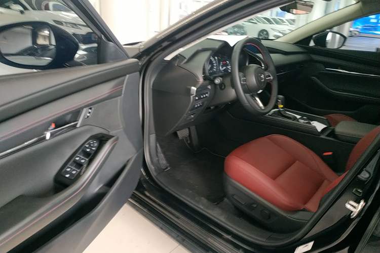 Used Mazda 3 Axela 2025 Model, 2.0L Automatic, Quality Excellence Edition Driver Seat