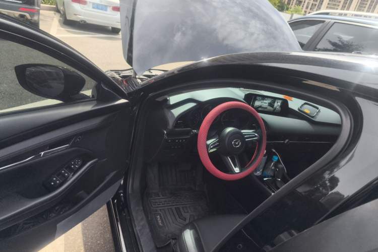 Used Mazda 3 Axela 2025 Model, 2.0L Automatic, Quality Power Edition Driver Seat