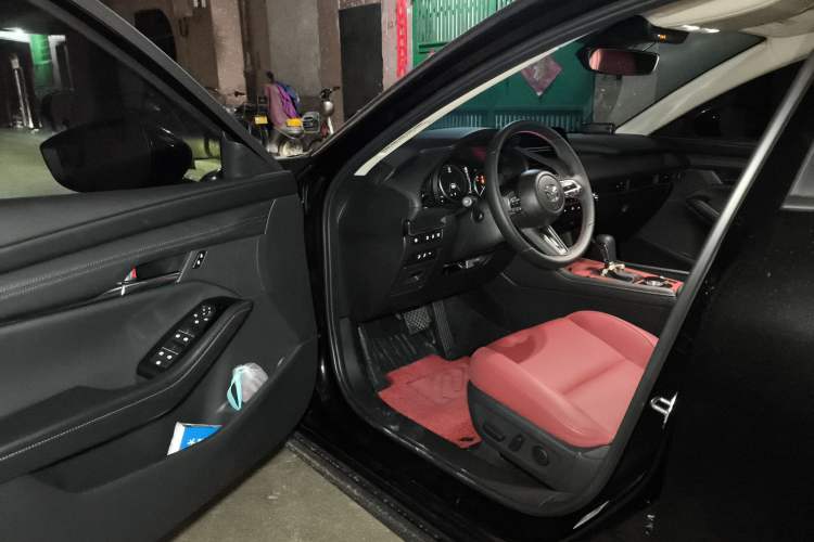 Used Mazda 3 Axela 2025 Model, 2.0L Automatic, Quality Excellence Edition Driver Seat
