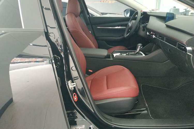 Used Mazda 3 Axela 2025 Model, 2.0L Automatic, Quality Excellence Edition Right Front Seat