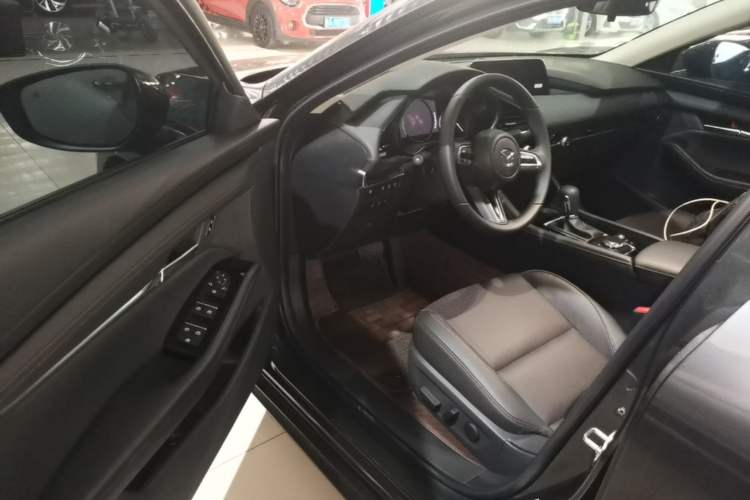 Used Mazda 3 Axela 2025 Model, 2.0L Automatic, Quality Excellence Edition Driver Seat