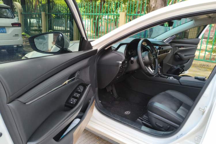 Used Mazda 3 Axela 2025 Model, 2.0L Automatic, Quality Glory Edition Driver Seat