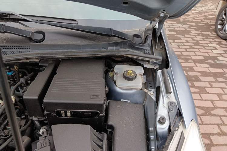Used Mazda 5 2011 2.0L Automatic Comfort Edition Engine Bay Left