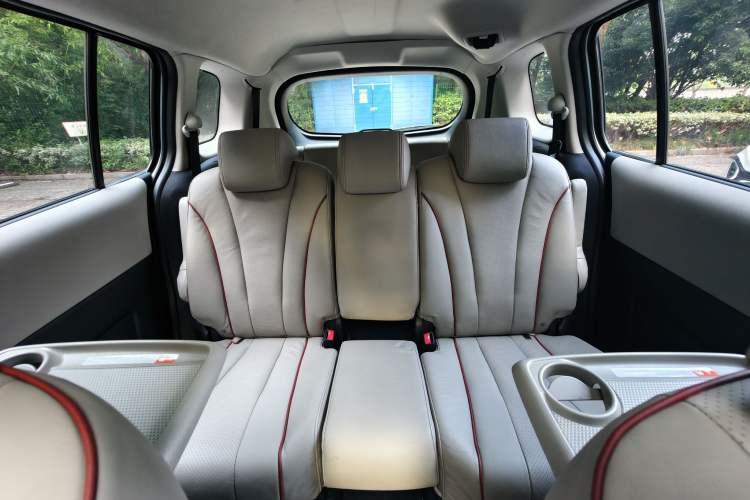 Used Mazda 5 2011 2.0L Automatic Luxury Edition Interior 2
