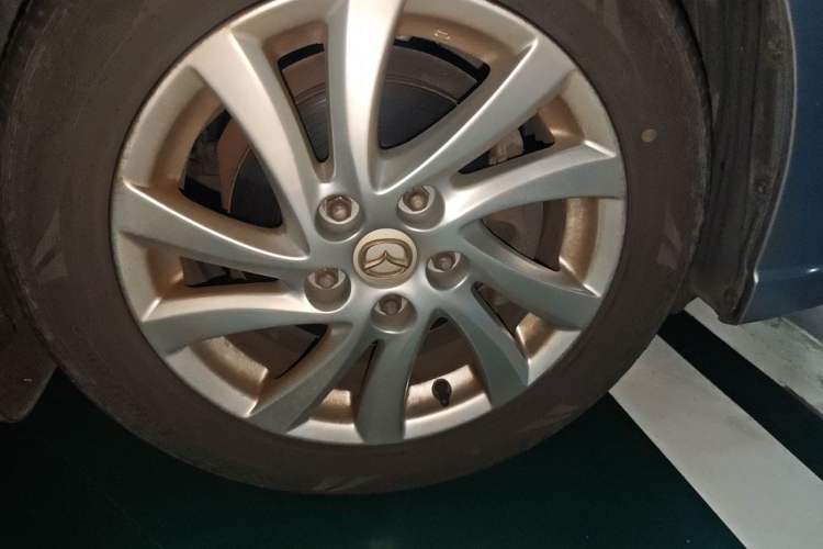 Used Mazda 5 2011 2.0L Automatic Comfort Edition Right Front Wheel Hub