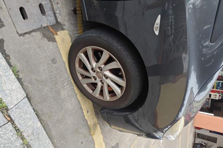 Used Mazda 5 2011 2.0L Automatic Comfort Edition Right Front Wheel Hub