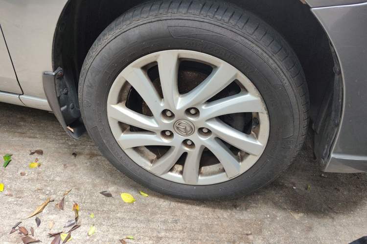 Used Mazda 5 2011 2.0L Automatic Comfort Edition Right Front Wheel Hub