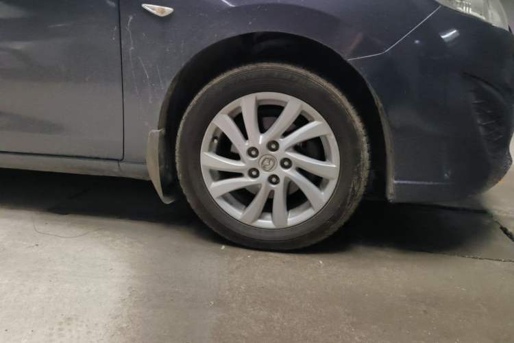 Used Mazda 5 2011 2.0L Automatic Comfort Edition Right Front Wheel Hub