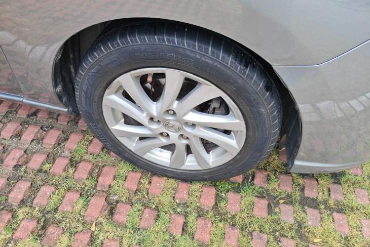 Used Mazda 5 2011 2.0L Automatic Comfort Edition Right Front Wheel Hub