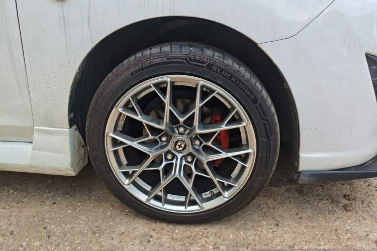 Used Mazda 5 2011 2.0L Automatic Comfort Edition Right Front Wheel Hub