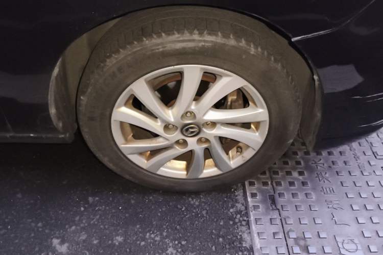 Used Mazda 5 2013 2.0L Automatic Comfort Edition Right Front Wheel Hub