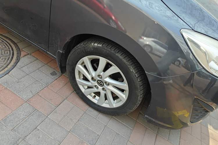 Used Mazda 5 2013 2.0L Automatic Comfort Edition Right Front Wheel Hub