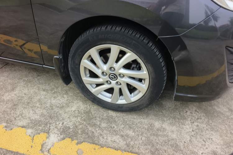 Used Mazda 5 2013 2.0L Automatic Comfort Edition Right Front Wheel Hub